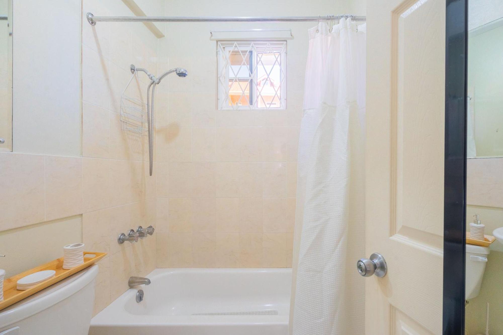 Musgrave Annex- Comfy 1 Bedroom Apartment On The Ground Floor คิงส์ตัน ภายนอก รูปภาพ