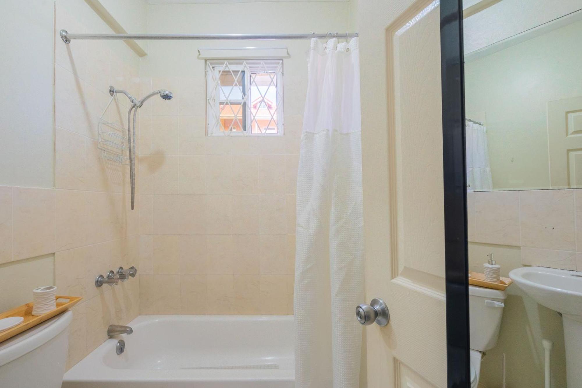 Musgrave Annex- Comfy 1 Bedroom Apartment On The Ground Floor คิงส์ตัน ภายนอก รูปภาพ